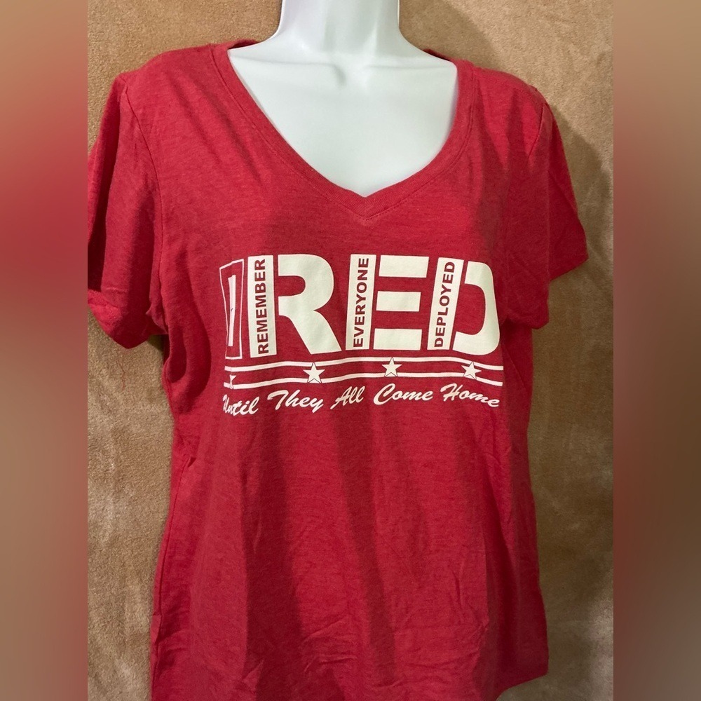 Remember everyone deployed red Graphic V-Neck T-Shirt‎ large